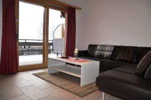 01-wohnzimmer-ferienwohnung-2-haus-don-bosco-riederalp-bettmeralp