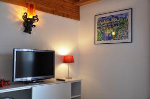 02-wohnzimmer-ferienwohnung-2-haus-don-bosco-riederalp-bettmeralp