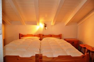 06-schlafzimmer-ferienwohnung-2-haus-don-bosco-riederalp-bettmeralp