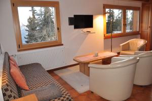 02-wohnzimmer-ferienwohnung-4-haus-don-bosco-riederalp-bettmeralp