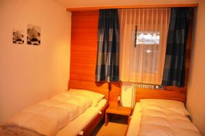 06-schlafzimmer-ferienwohnung-4-haus-don-bosco-riederalp-bettmeralp